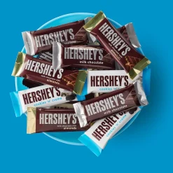 HERSHEY'S Assorted Milk Chocolate and White Creme Candy Party Pack, 31.5 oz (3400093933)