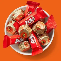 KIT KAT and REESE'S Assorted Milk Chocolate Flavored Miniatures, Candy Party Pack, 33.36 oz (HEC40040)
