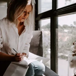 uniball 207 Retractable Gel Pens, Medium Point, 0.7mm, Red Ink, Dozen (33952)